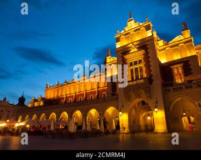 Sukiennice (Tuchhalle) auf dem Hauptplatz in Krakau bei Nacht Stockfoto