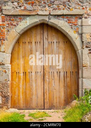 Alte hölzerne Burgtor in sonnigen Tag Stockfoto