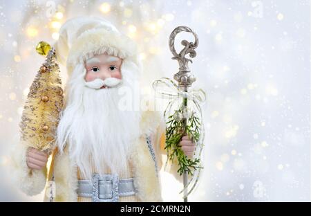 Happy Santa Claus Puppe auf festlichem Hintergrund. Grußkarte zu Weihnachten oder Neujahr. Stockfoto