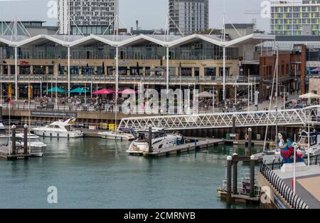 Die Restaurants und Restaurants am Ufer der gunwharf Quays in portsmouth hampshire, großbritannien Stockfoto