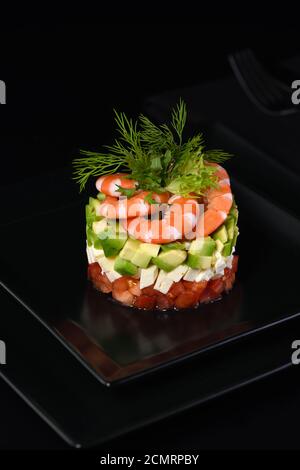 Tartar Avocado mit Mozzarella, Tomaten und Garnelen. Stockfoto