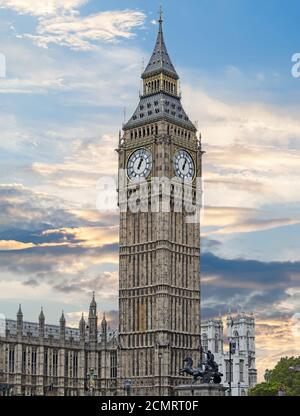 Big Ben ragt in den Himmel gegen einen schönen Sonnenhimmel in Westminster, London, Großbritannien Stockfoto