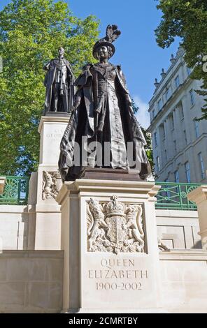 King George VI und Queen Elizabeth Memorial, vor einem lebhaften blauen Himmel, The Mall, London, Großbritannien Stockfoto