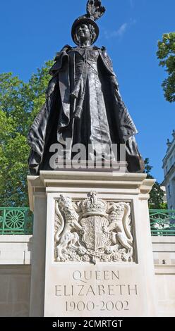 Queen Elizabeth - die Königin-Mutter Bronzestatue gegen einen strahlend blauen Himmel, The Mall London, Großbritannien Stockfoto