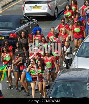 Große Parade von kostümierten Menschen an Nottinghill Karneval in London, Großbritannien Stockfoto