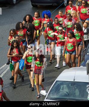 Große Parade von kostümierten Menschen an Nottinghill Karneval in London, Großbritannien Stockfoto