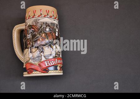 Keramikbecher, mit Hochrelief-Logo des Budweiser-Bieres, mit Pferden, auf schwarzem Hintergrund, verwendet, um Bier zu trinken Stockfoto