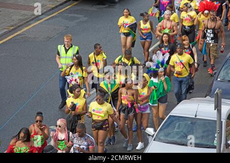 Große Parade von kostümierten Menschen an Nottinghill Karneval in London, Großbritannien Stockfoto