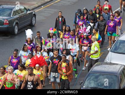 Große Parade von kostümierten Menschen an Nottinghill Karneval in London, Großbritannien Stockfoto