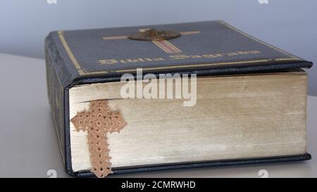 Heilige Bibel Sonderausgabe vergoldeter Einband in Seitenansicht mit lesezeichen im Häkelkreuz Stockfoto