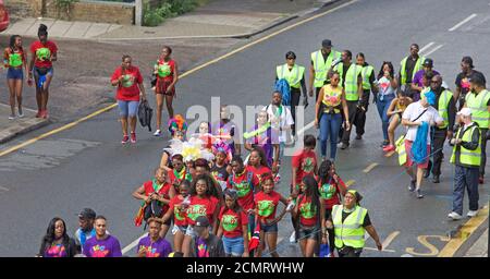 Große Parade von kostümierten Menschen an Nottinghill Karneval in London, Großbritannien Stockfoto