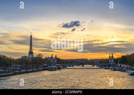 Paris Frankreich City Skyline Sonnenuntergang am Fluss Seine mit Pont Alexandre III Brücke und Eiffelturm