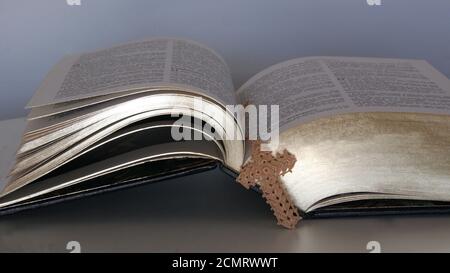 Heilige Bibel Sonderausgabe vergoldeter Einband in Seitenansicht mit lesezeichen im Häkelkreuz Stockfoto