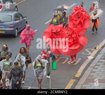 Große Parade von kostümierten Menschen an Nottinghill Karneval in London, Großbritannien Stockfoto