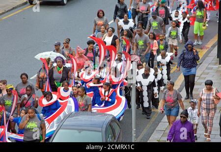 Große Parade von kostümierten Menschen an Nottinghill Karneval in London, Großbritannien Stockfoto