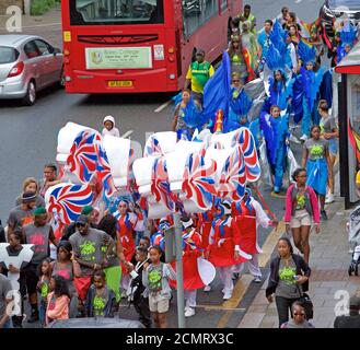 Große Parade von kostümierten Menschen an Nottinghill Karneval in London, Großbritannien Stockfoto