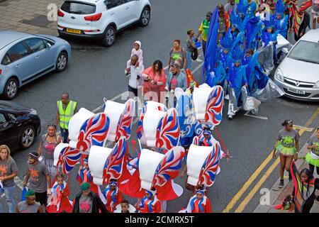 Große Parade von kostümierten Menschen an Nottinghill Karneval in London, Großbritannien Stockfoto