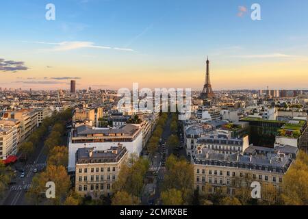 Paris Frankreich Luftbild Skyline am Eiffelturm und Champs Elysees Straße Stockfoto