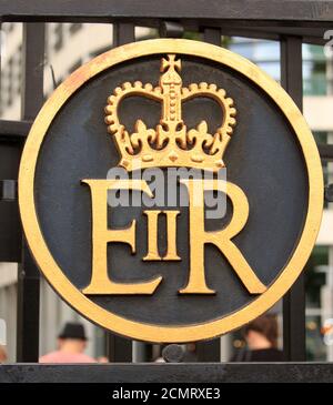 Royal Crest er II befindet sich an den Toren von Buckingham Palace in London Stockfoto