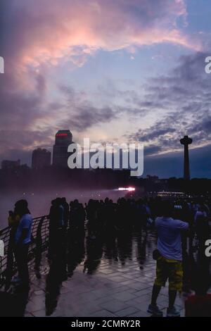 Sonnenuntergang über den Niagarafällen mit kanadischer Skyline im Hintergrund Stockfoto