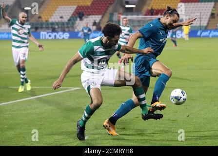 Shamrock Rovers' Roberto Lopes (links) und AC Mailands Zlatan Ibrahimovic kämpfen während der UEFA Europa League um den Ball, das zweite Qualifying Round Spiel im Tallaght Stadium, Tallaght. Stockfoto