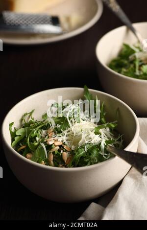 Rucola Salat mit Sonnenblumen Kerne und bestreut mit geriebenem Parmesan Stockfoto