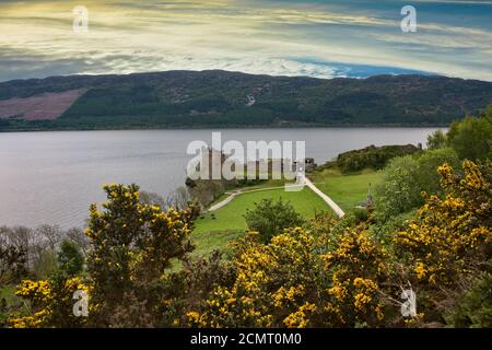 Abendhimmel über dem Loch Ness River in Schottland Stockfoto