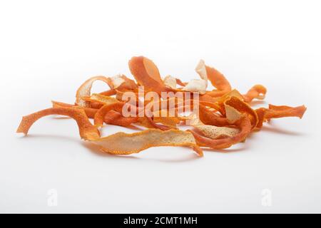 Trockene Orangenschale isoliert auf weißem Hintergrund Stockfoto