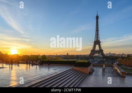 Paris Frankreich City Skyline Sonnenaufgang am Eiffelturm und Trocadero Gärten Stockfoto