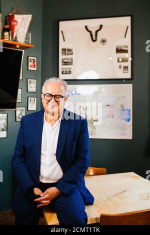 Vogtsburg Im Kaiserstuhl, Deutschland. September 2020. Friedrich Walter 'Fritz' Keller sitzt in seinem Restaurant 'Rebstock', im Hintergrund hängt ein Trikot des Fußballnationalspielers Helmut Rahn aus der WM 1954. Keller ist seit dem 27. September 2019 der 13. Präsident des Deutschen Fußballverbands (DFB), davor war er Präsident des Freiburger Bundesligavereins Sportclub (SC). In seiner Heimatstadt Oberbergen im Kaiserstuhl bei Freiburg betreibt er zudem ein Weingut, ein Hotel und mehrere Restaurants. Quelle: Philipp von Ditfurth/dpa/Alamy Live News Stockfoto