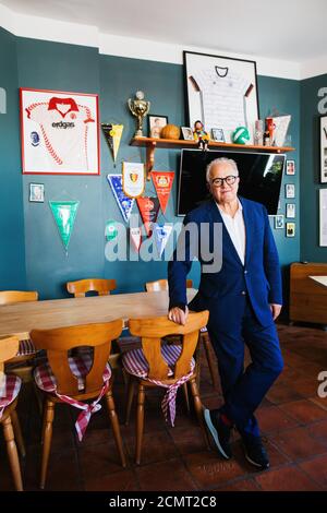 Vogtsburg Im Kaiserstuhl, Deutschland. September 2020. Friedrich Walter 'Fritz' Keller steht in seinem Restaurant 'Rebstock'. Keller ist seit dem 27. September 2019 der 13. Präsident des Deutschen Fußballverbands (DFB), davor war er Präsident des Deutschen Fußballvereins (SC) Freiburg. In seiner Heimatstadt Oberbergen im Kaiserstuhl bei Freiburg betreibt er zudem ein Weingut, ein Hotel und mehrere Restaurants. Quelle: Philipp von Ditfurth/dpa/Alamy Live News Stockfoto
