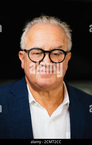 Vogtsburg Im Kaiserstuhl, Deutschland. September 2020. Friedrich Walter 'Fritz' Keller steht in seinem Restaurant 'Rebstock'. Keller ist seit dem 27. September 2019 der 13. Präsident des Deutschen Fußballverbands (DFB), davor war er Präsident des Deutschen Fußballvereins (SC) Freiburg. In seiner Heimatstadt Oberbergen im Kaiserstuhl bei Freiburg betreibt er zudem ein Weingut, ein Hotel und mehrere Restaurants. Quelle: Philipp von Ditfurth/dpa/Alamy Live News Stockfoto
