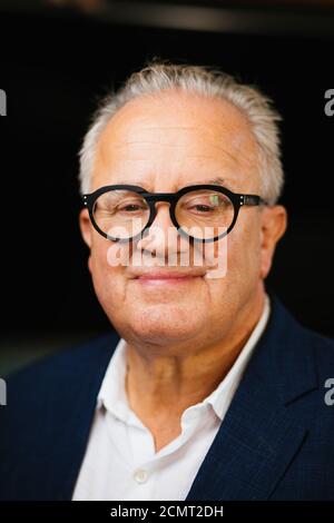 Vogtsburg Im Kaiserstuhl, Deutschland. September 2020. Friedrich Walter 'Fritz' Keller steht in seinem Restaurant 'Rebstock'. Keller ist seit dem 27. September 2019 der 13. Präsident des Deutschen Fußballverbands (DFB), davor war er Präsident des Deutschen Fußballvereins (SC) Freiburg. In seiner Heimatstadt Oberbergen im Kaiserstuhl bei Freiburg betreibt er zudem ein Weingut, ein Hotel und mehrere Restaurants. Quelle: Philipp von Ditfurth/dpa/Alamy Live News Stockfoto