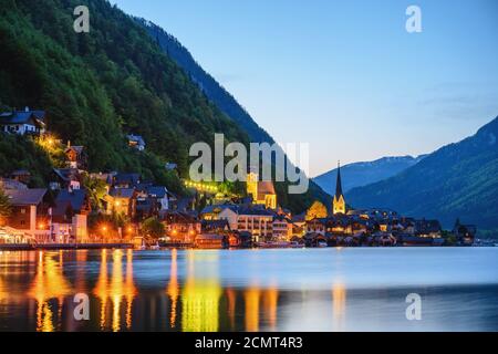 Hallstatt, Österreich, Nacht Natur Landschaft von Hallstatt Dorf mit Blick auf den See und die Berge Stockfoto