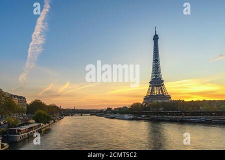 Paris Frankreich City Skyline Sonnenaufgang am Eiffelturm und Seine Fluss Stockfoto