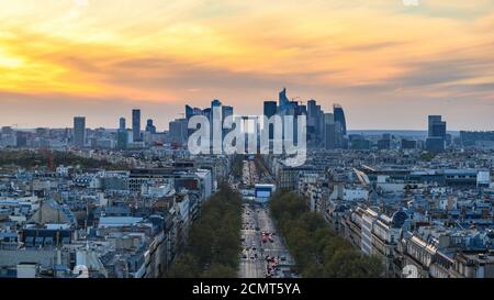 Paris Frankreich Luftbild Skyline Sonnenuntergang in La Defrense und Champs Elysees Straße Stockfoto