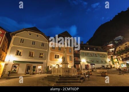 Hallstatt Österreich, Natur City Skyline am Hallstätter Dorf Marktplatz (Marktplatz) Stockfoto