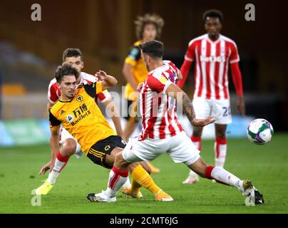 Wolverhampton Vitinha von Wanderern (links) und Lee Gregory von Stoke City kämpfen beim zweiten Carabao Cup-Spiel in Molineux, Wolverhampton, um den Ball. Stockfoto