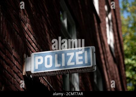 Oberhausen, Deutschland. September 2020. ABBILDUNG - EIN Schild mit der Aufschrift "Polizei" hängt an einer Wache. Quelle: Fabian Strauch/dpa/Alamy Live News Stockfoto