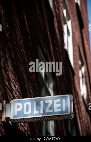 Oberhausen, Deutschland. September 2020. ABBILDUNG - EIN Schild mit der Aufschrift "Polizei" hängt an einer Wache. Quelle: Fabian Strauch/dpa/Alamy Live News Stockfoto