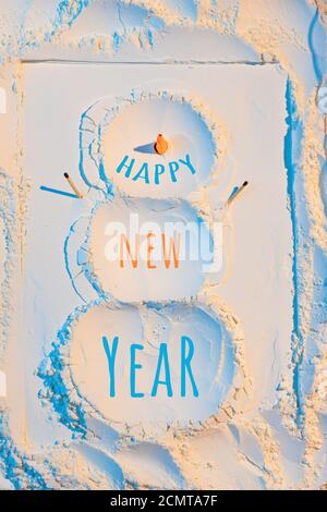 Neujahrskonzept, ein Schneemann aus Mehl mit einem Karotten Nom und Hände passt, in Neonlicht. Stockfoto