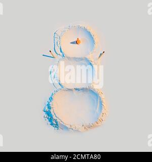 Neujahrskonzept, ein Schneemann aus Mehl mit einem Karotten Nom und Hände passt, in Neonlicht. Stockfoto