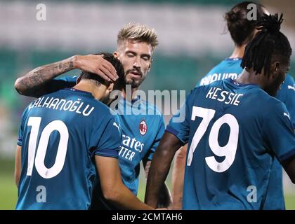 Der AC Milan Hakan Calhanoglu (links) feiert das zweite Tor seiner Mannschaft während der UEFA Europa League, das zweite Qualifying Round Spiel im Tallaght Stadium, Tallaght. Stockfoto