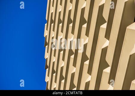 Abstraktes Linienmuster des geometrischen Hintergrunds der Architektur. Details des Balkongebäudes gegen blauen Himmel Stockfoto