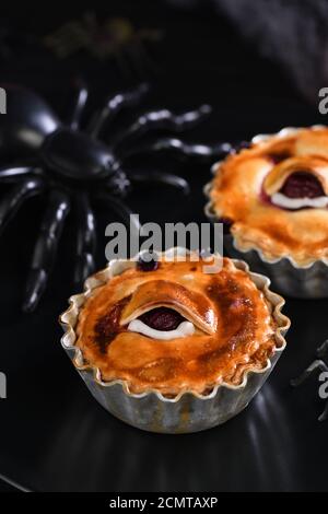 Halloween mini Creepy Auge Kuchen mit kirschfüllung Stockfoto