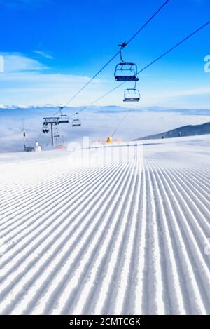 Sessellift für Skifahrer am Seil Stockfoto