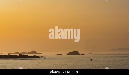 East Lothian, Schottland, Vereinigtes Königreich, 17. September 2020. UK Wetter: Sonnenuntergang über dem Firth of Forth mit Blick auf Silhouetten von Fidra Island und Lamb Island am Horizont Stockfoto