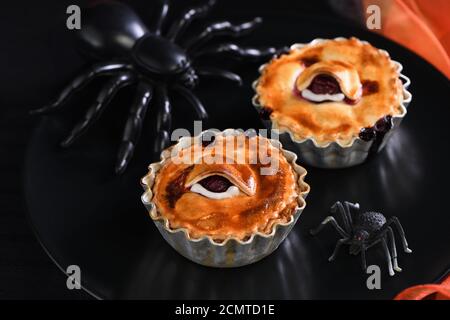 Halloween mini Creepy Auge Kuchen mit kirschfüllung Stockfoto