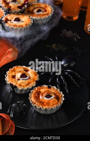 Halloween mini Creepy Auge Kuchen mit kirschfüllung Stockfoto