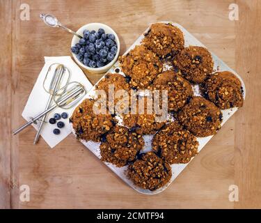 Hausgemachte frisch gebackene Vollkorn Blaubeer Muffins mit Walnuss und braunem Zucker Streusel Belag. Stockfoto